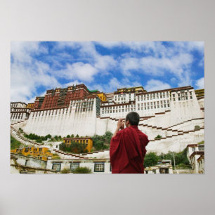 China, Tibet, Lhasa, Tibetanska munk med Potala Poster