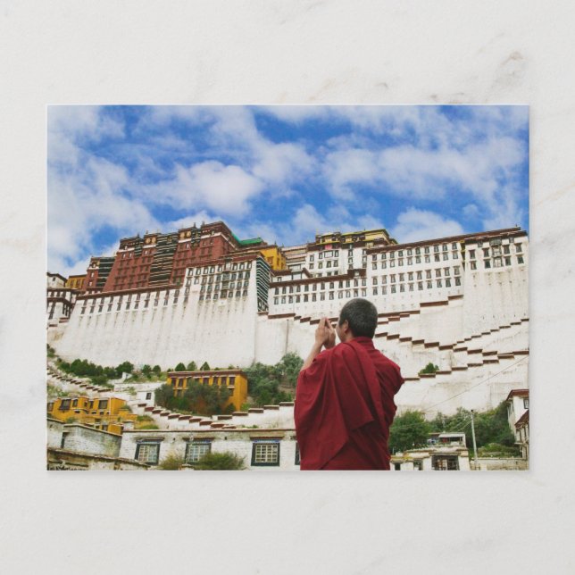 China, Tibet, Lhasa, Tibetanska munk med Potala Vykort (Framsida)