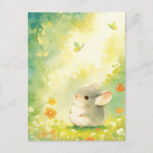 Chinchilla i solig blomsterträdgård med fjäril vykort