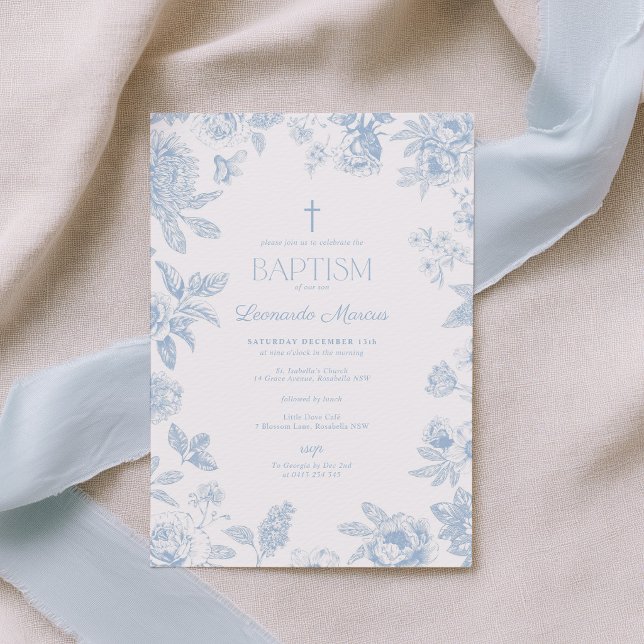 Chinoiserie Blått Toile Blommigt Dop Inbjudningar (Blue Chinoiserie Baptism Invitation with blue cross and floral details. Perfect for Boy Baptism)