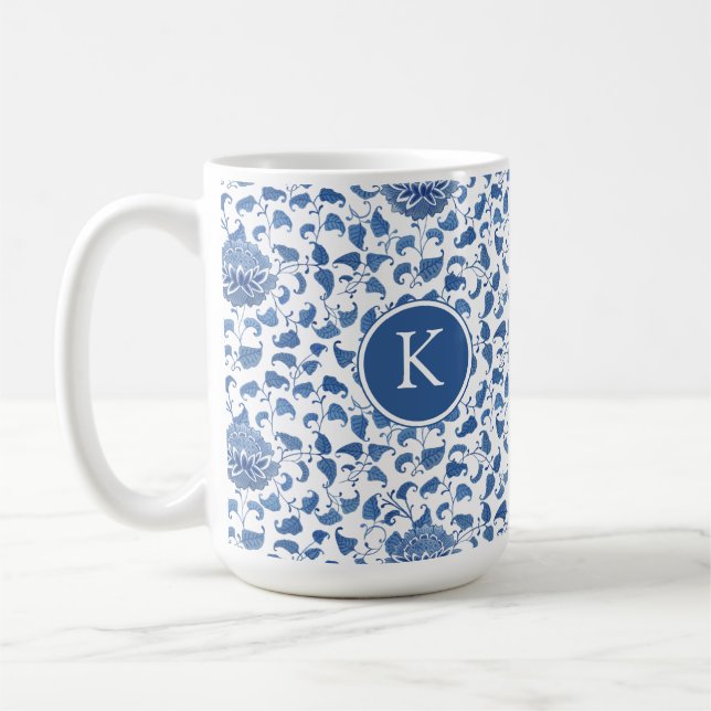 Chinoiserie Blue and White Monogram Initial Kaffemugg (Vänster)