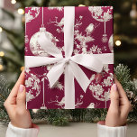 Chinoiserie Burgundy & White-julprydnad Presentpapper<br><div class="desc">Öka din helgdag med den här Eleganten Chinoiserie Burgundy & White jul Ornament Wrapping Papper. Med en sofistikerad Toile de Jouy-inspirerad mönster med vintage-stil ornament i rik burgundy och skarp vit, utstrålar den här designen lyxen och tidlös stil. Perfekt för att lägga till en förfinad beröring till julklapparna. Den här...</div>