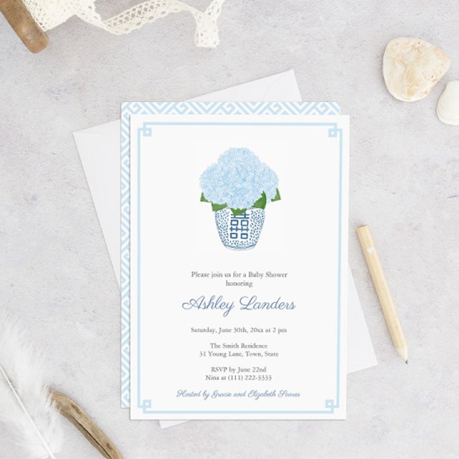 Chinoiserie Chic Blue Hydrangeas Boy Shower Inbjudningar (Baby Shower Party for boy invite with pale blue hydrangeas in a navy blue and white ginger jar vase)