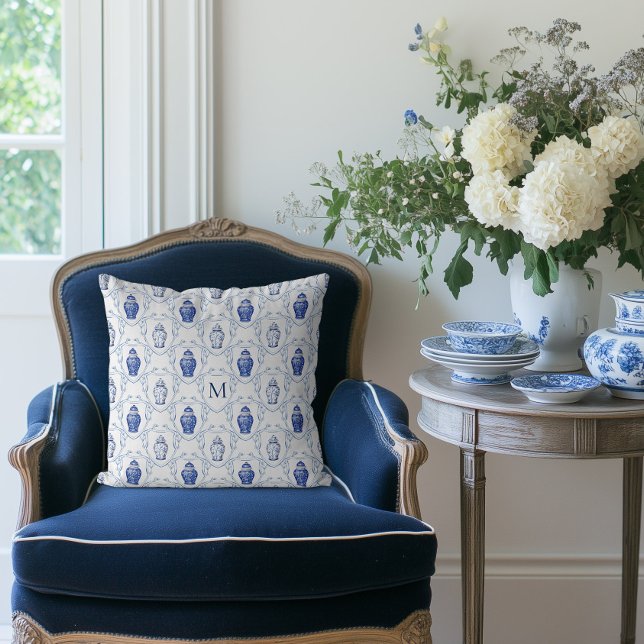 Chinoiserie Gingerkruka med monogram och vapen Kudde (Ginger Jar Monogram Pillow)