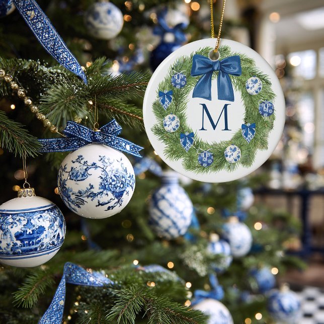 Chinoiserie Monogrammed Wandejul Julgransprydnad Keramik (Chinoiserie Wreath Monogrammed Christmas Ornament)