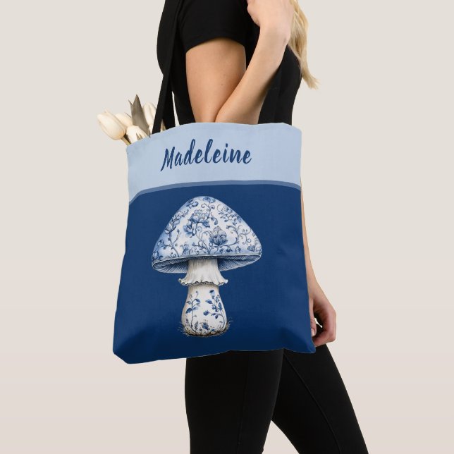 Chinoiserie Mushroom iBlue White on Navy Monogram  Tygkasse (Närbild)