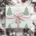 Chinoiserie Rosa Grönt God jul Family Namn Presentpapper<br><div class="desc">Vattenfärgen Julgran ornatant dekorerad i rosa och vitt (kinoiseridekorationer,  poinsettimiblommor,  rosa bows). Dessa inslag var verkligen handmålade av er innan de arrangerades i ett upprepande mönster med möjlighet att lägga till personlig text.</div>