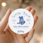 Chinoiserie Settlin' Down Bachelorette Party  Runt Klistermärke<br><div class="desc">Get ready to ride into wedded bliss with our Settlin' Down Bachelorette Party design — where bold Western vibes meet playful Chinoiserie flair! Featuring eye-catching cowboy fonts and chic cowgirl boots with a twist, this comfy tee is made for wild nights out or laid-back ranch days. Whether your bride tribe...</div>