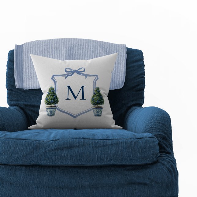 Chinoiserie Topiary Monogrammerad Vapen Kudde (Topiary Tree Monogram Crest Pillow)