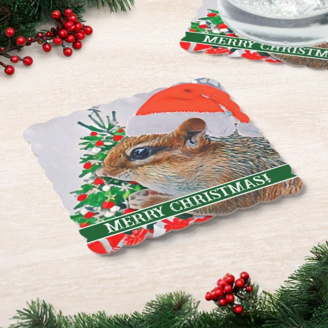 Chipmunk med julklapp framför Träd Underlägg Papper (This paper coaster features a Christmas tree, chipmunk with Santa hat, and your custom text.)