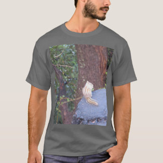 Chipmunk på en Träd-stump T-Shirt