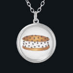 Chipwich Chocolate Chip Cookie Ice Cream Sandwich Silverpläterat Halsband<br><div class="desc">En originalmarkörillustration av en utsökt kipwich glass-smörgås - två utsökta kakor av färsk choklad chip med vaniljglass in däremellan,  valsade i choklad chip!</div>