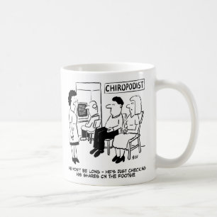 Chiropodist kontrollerar aktier på fotbollen kaffemugg