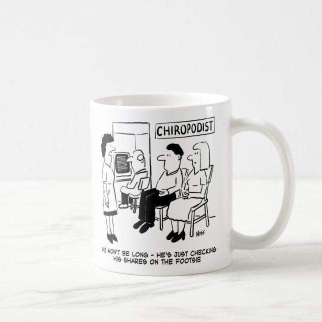 Chiropodist kontrollerar aktier på fotbollen kaffemugg (Höger)
