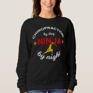 Chiropractor per dag ninja per natt t shirt