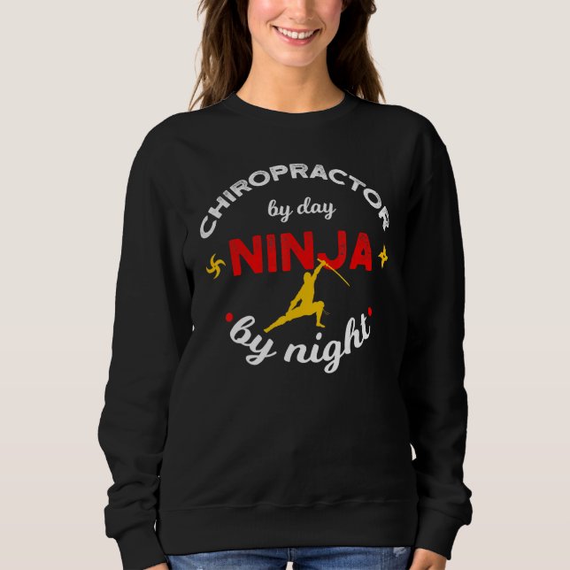 Chiropractor per dag ninja per natt t shirt (Framsida)
