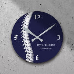 Chiropraktic Chiropractor Rine Therapist Navy Rund Klocka<br><div class="desc">Chiropraktic Chiropractor Ryggterapibehandlare Chiro Navy Blue Clocks.</div>