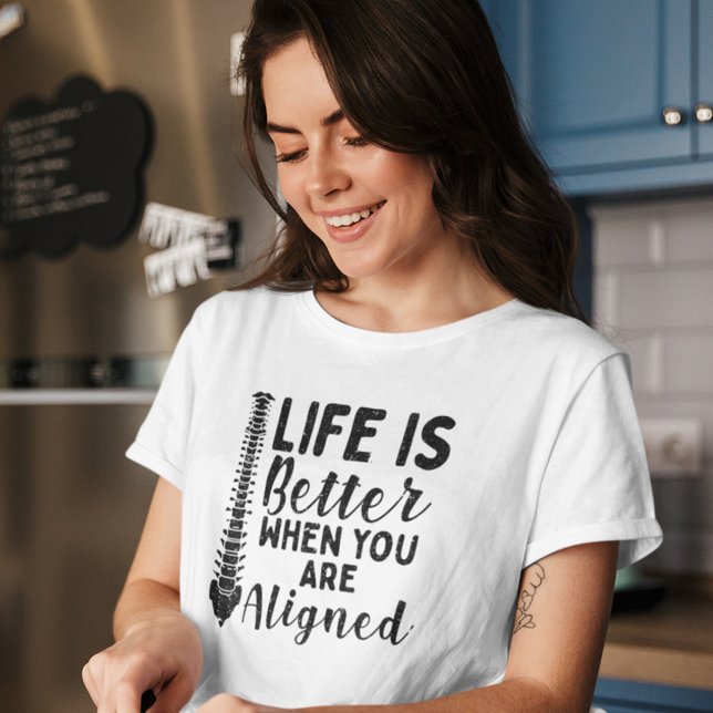 Chiropraktik är bättre när man anpassar sig t shirt (Life is Better Aligned Chiropractic Womens White T-Shirt)