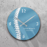 Chiropraktik Chiroprator Spineapist Blue Rund Klocka<br><div class="desc">Chiropraktic Chiroprator Spine Therapist Blue Clocks.</div>