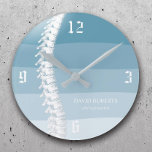 Chiropraktik Chiroprator Spineapist Blue Rund Klocka<br><div class="desc">Chiropraktic Chiropractor Ryggterapibehandlade blåskuggor.</div>