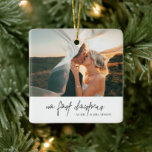 Chloe Modern Calligraphy Photo Elegant Newlyged Julgransprydnad Keramik<br><div class="desc">Julprydnadsföremål i elegant med enkel och minimal layout med en kombination av ett klassiskt serif-teckensnitt och "vår första julklapp" i en modern handskriven kalligrafi under ditt favoritfoto. Temat färg är svart och vitt och kan ändras i designredigeringsverktyget i verktyg. Den här keepsakens prydnadsföremål gör en underbar gåva till ett nytt...</div>