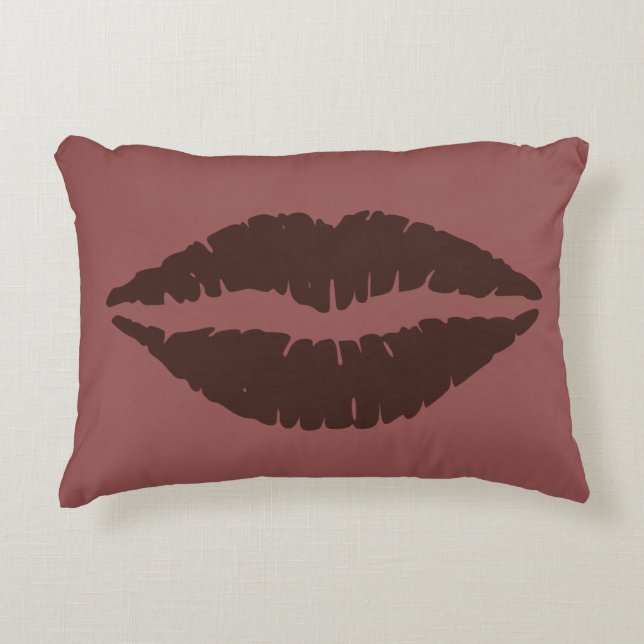 Chocolate Brown Lipstick Skriv ut på Rosy Brown Prydnadskudde (Framsidan)