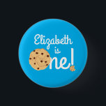 Chocolate Chip Cookie Kids 1st Birthday Party Blue Knapp<br><div class="desc">De här hemska modet, färglösa, söta chokladkakor chip födelsedagsfest inbjudan är perfekt för ett barn 1:a födelsedag firande! Anpassa texten för att göra den till en egen. Det moderna synsättet och känslan är det perfekt sättet att fira er lilla som kärlek mjölk och choklad chip kakor på sin första födelsedag!...</div>