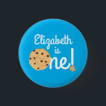 Chocolate Chip Cookie Kids 1st Birthday Party Blue Knapp<br><div class="desc">De här hemska modet, färglösa, söta chokladkakor chip födelsedagsfest inbjudan är perfekt för ett barn 1:a födelsedag firande! Anpassa texten för att göra den till en egen. Det moderna synsättet och känslan är det perfekt sättet att fira er lilla som kärlek mjölk och choklad chip kakor på sin första födelsedag!...</div>