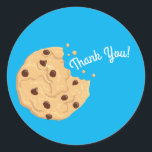 Chocolate Chip Cookie Kids 1st Birthday Party Blue Runt Klistermärke<br><div class="desc">De här hemska modet, färglösa, söta chokladkakor chip födelsedagsfest inbjudan är perfekt för ett barn 1:a födelsedag firande! Anpassa texten för att göra den till en egen. Det moderna synsättet och känslan är det perfekt sättet att fira er lilla som kärlek mjölk och choklad chip kakor på sin första födelsedag!...</div>