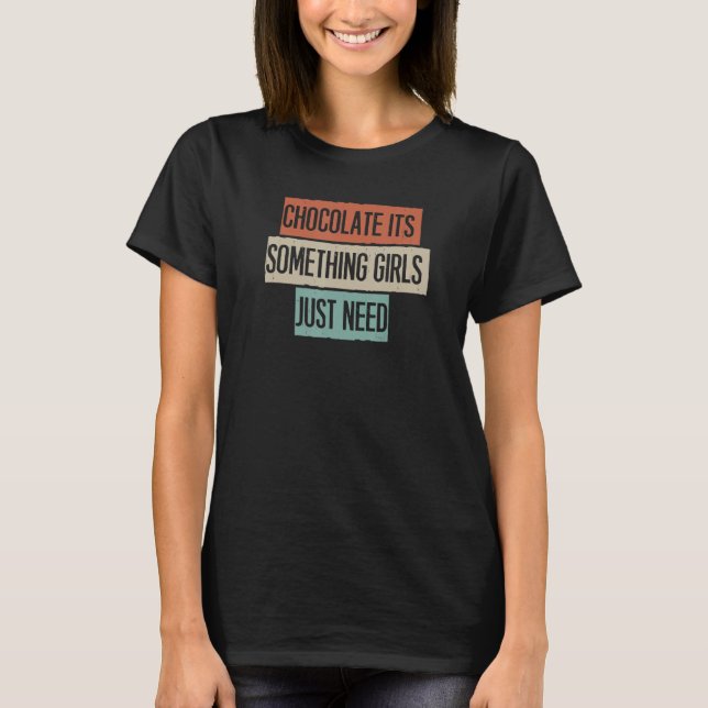 Chocolate Det är något som flickor behöver. T Shirt (Framsida)