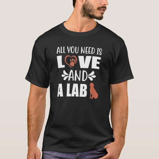 Chocolate Lab All You Need is Love and a Labrador  T Shirt (Framsida)