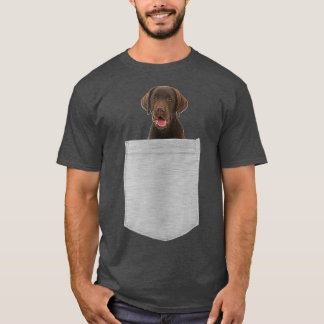 Chocolate Lab-Hund i fickan T-Shirt