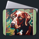 Chocolate Lab-Hund på Camo Background Laptop Fodral<br><div class="desc">Den här sleeven på den bärbara datorn har ett damm av ett chokladlabb mot bakgrund av kamouflage. Lägg till en namn för anpassning. Underbar för jägaren eller hund älskare i ditt liv. Skapat av Farmhouse Press.</div>