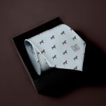 Chocolate Labrador Hundar Mönster Monogrammed mono Slips<br><div class="desc">Dress att imprimera med vår choklad Labrador Hundar Mönster Monogrammed Neck Tie! Perfekt för hundälskare, den här kopplingen har en charmerande Labrador-design och anpassade monogram. Lägg till lite personlighet i ditt attityder! Chocolate Labrador hundar mönster på en klassisk röd bakgrund. Anpassa med ett monogram för att göra det till perfekten...</div>