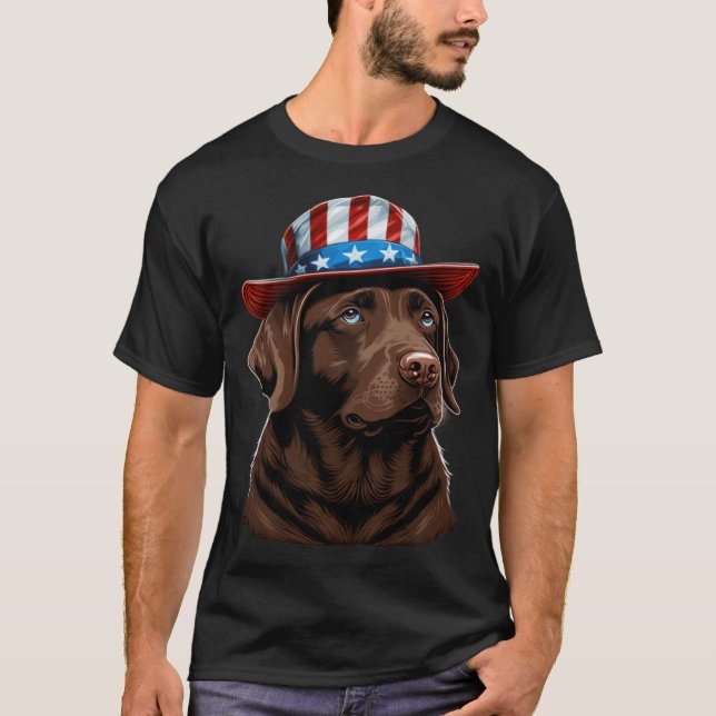 Chocolate Labrador med amerikansk hatt på T Shirt (Framsida)