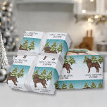 Chocolate Labrador Retriever-Anpassningsbarna Jult Presentpapper<br><div class="desc">Desteis ursprungliga tecknad illustrerar en söt chokladbrun Labrador Retriever-hund. Hund placeras på en vinterscen med tre gröntar för träd. Bakgrunden är en blå till vit övertoning som ge kallets vintag. Det finns ett anpassningsbara textområde som nu lyder: "God jul!" tillsammans med ett eget namn.</div>