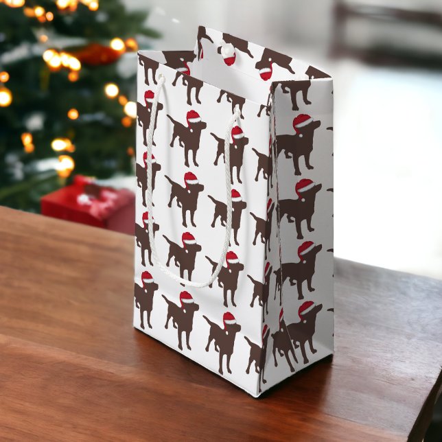 Chocolate Labrador Retriever i Red Santa Hat (Chocolate Labrador Retriever In Red Santa Hat Small Gift Bag from Ricaso)