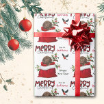 Chocolate Labrador Retriever Puppy i Gift Bag Presentpapper<br><div class="desc">Det upprepade mönster på denna söta julomslutning papper är en bild av en berömvärd choklad Labrador Retriever-valp som pissar ut från en röd och vit Helgdag presentsäck. Bakom honom ligger en sprit av grå och röda bär. En röd och svart bullfinkfågel kommer snart att landa. Stiliserad röd och svart buffelpläterad...</div>