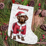 Chocolate Labrador Retriever Santa Puppy Hund Liten Julstrumpa<br><div class="desc">Tittar för den bästa presenten för din bästa Labrador kolla in våra labrador Retriever-julstrumpor, det perfekt helgdag tillbehör till alla hund älskare! Välj bland mönster med svart, gult eller chokladlabb. Festiv design av de vackra labb i Santa hundar som är klädda i deras egna tomter, elegant fireplace-scendesign är en mysigt...</div>