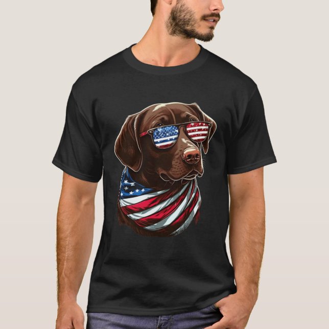 Chocolate Labrador With USA Sunglasses And Flag T Shirt (Framsida)