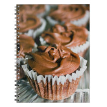 Choklad Frosted Muffinss on Plate Food Photo