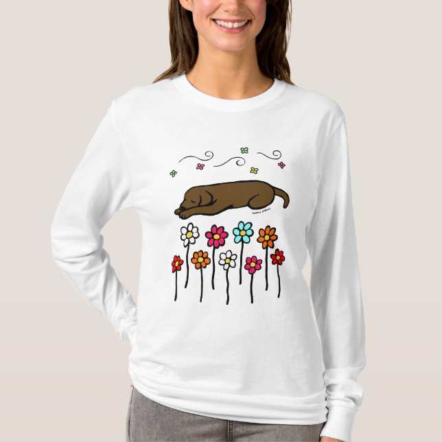Choklad Labrador som sovar i trädgården T Shirt (Framsida)