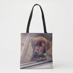 Choklad Labrador-valpen i bil Tygkasse