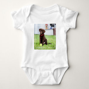 Choklad Labrador-valpen med tennis Boll T Shirt
