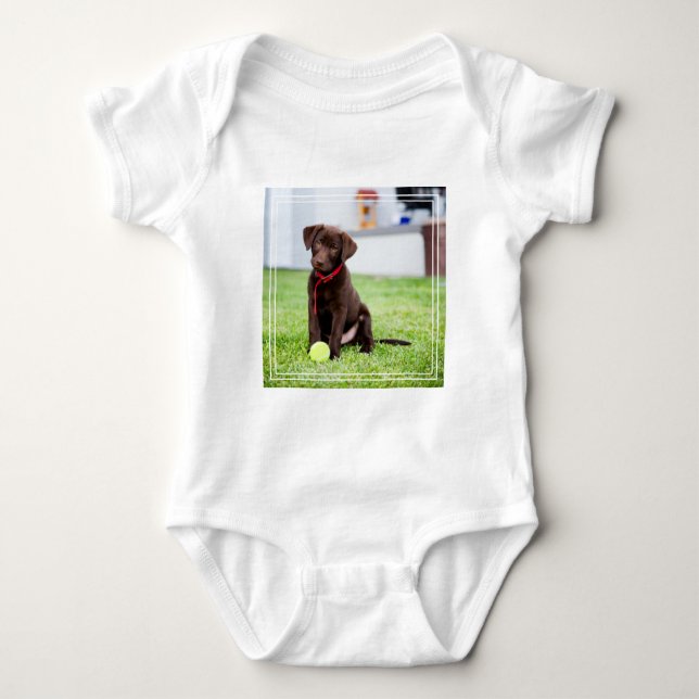 Choklad Labrador-valpen med tennis Boll T Shirt (Framsida)