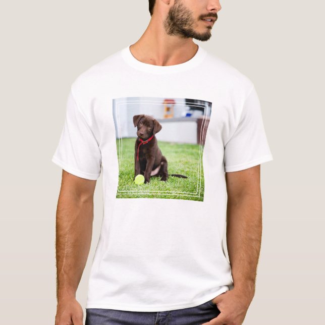 Choklad Labrador-valpen med tennis Boll T Shirt (Framsida)