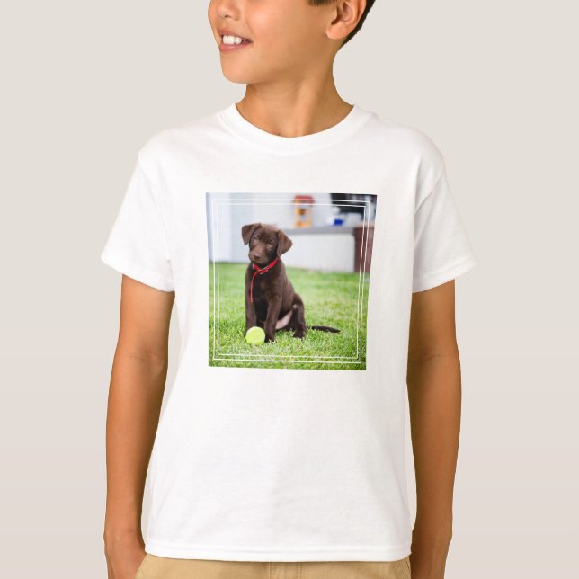 Choklad Labrador-valpen med tennis Boll T Shirt (Framsida)