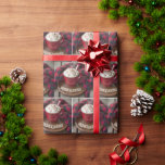 Choklad med Hett i december med sken av vall Presentpapper<br><div class="desc">En ångröd mugg fylld med vispgrädde,  försedd med candy cane,  sitter på en träplatta med träplattor som stavar "december"</div>
