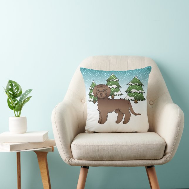 Choklad Mini Goldendoodle Hund I En Vinter Skog Kudde (Stol)