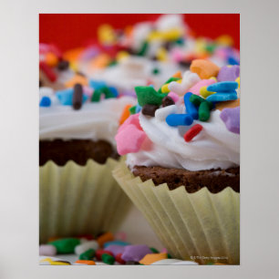 Choklad-muffinsar med isbildning och sprinkler. poster